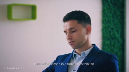 Студентку трахают два парня на уроке в классе №1