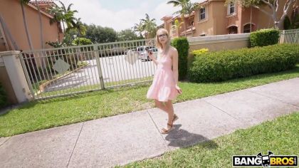 Снял на дороге очкастую телку и выебал в машине №1