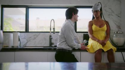 Сучка ебется с отцом парня на столе после отсоса №2