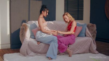 Худые красотки балуют друг друга мокрыми язычками №1