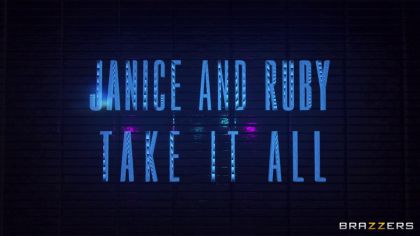 Брюнетки в чулках устроили тройничок с хуястым парнем №1