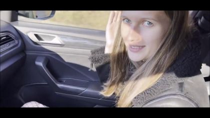 Негр ебет блондинку в машине огромным хуем №1