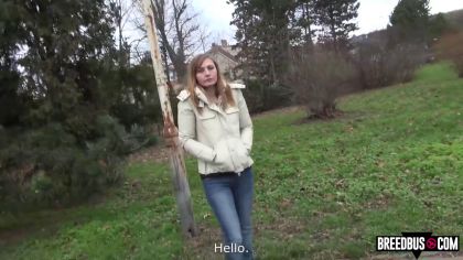 Выбал в машине стройную телку с натуральными дойками №1