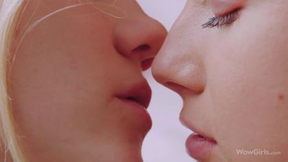 Нежные лесби щекочут клиторы язычками до оргазма №1