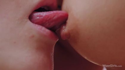 Нежные лесби щекочут клиторы язычками до оргазма №2