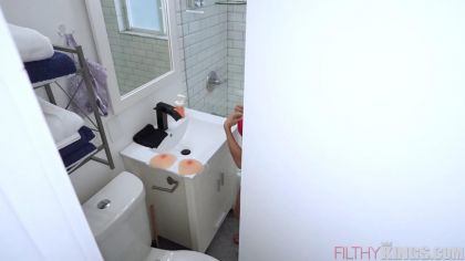 Телка с накладными сиськами дала брату в киску №1