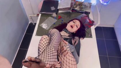 Рыжая шлюха в сетке и наручниках грубо трахнута №4