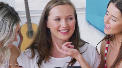 Русская лесби трахается с двумя горячими подругами №2