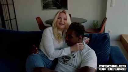 Негр полизал дырки красотки и глубоко вставил №1