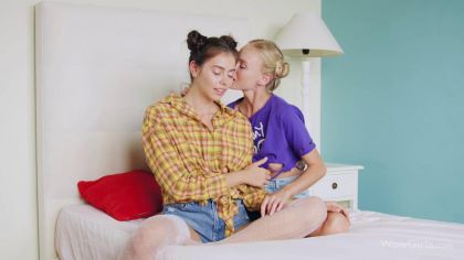 Стройные лесби стонут и кончают от дилдо №1