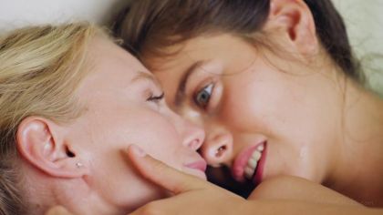 Стройные лесби стонут и кончают от дилдо №10