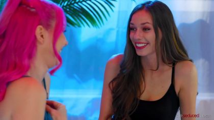 Лесби с розовыми волосами любит фейсситтинг №2