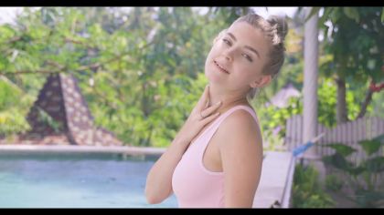 Красивый секс в бассейне с русской девицей №1