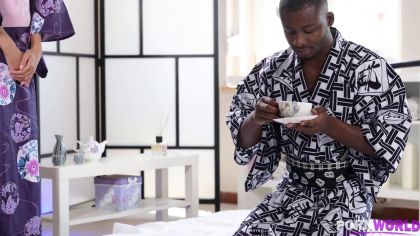 Худая гейша зависает на большом члене негра №1