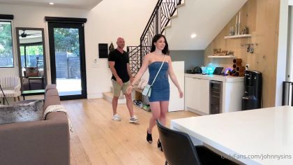 Лысый чувак долбит в пизду стройную подругу жены №1