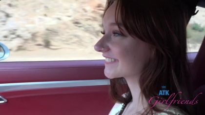 Гулёна дала себя потрогать между ног в машине №1