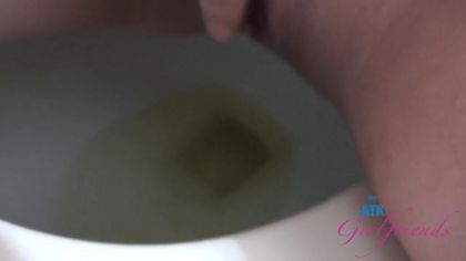 Гулёна дала себя потрогать между ног в машине №10