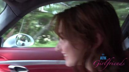 Гулёна дала себя потрогать между ног в машине №2