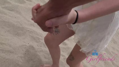 Гулёна дала себя потрогать между ног в машине №5