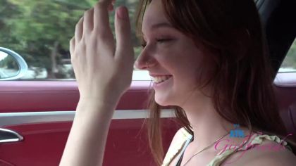 Гулёна дала себя потрогать между ног в машине