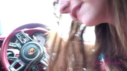 Гулёна дала себя потрогать между ног в машине №9