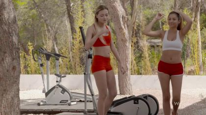 Лесби лапает сиськи и лижет письку подруги №1