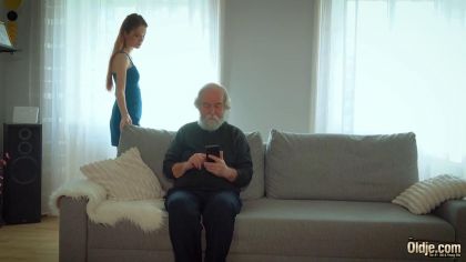 Старый дед довел внучку до оргазма №1