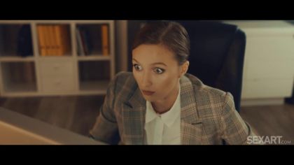 Лижет дырки милфы вместо работы и трахает №1