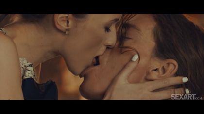 Лижет дырки милфы вместо работы и трахает №3