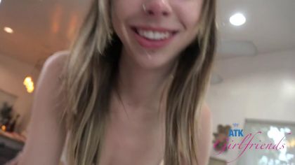 Любопытная сучка просится на хуй брата №5