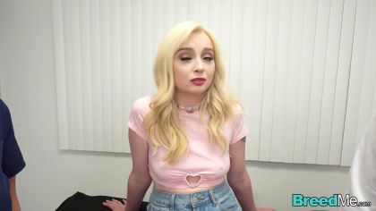 Доктор ебет пациентку перед медсестрой №1