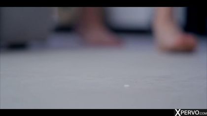 Сучка доминирует над мужиком и просит траха №2