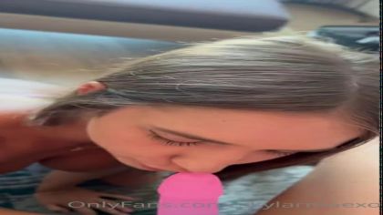 Лесбиянки в беле лижут киски и ебутся с игрушкой №6