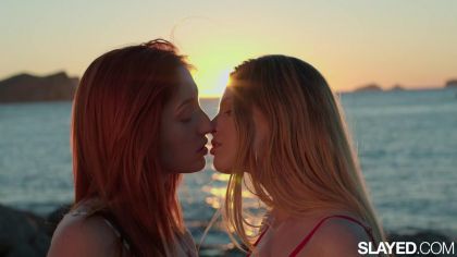 Лесбиянки ебутся у бассейна в красивых позах №1