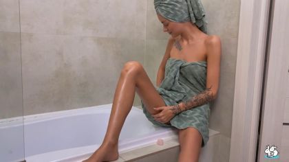 Помешал телке в душе ради крутого отсоса №1