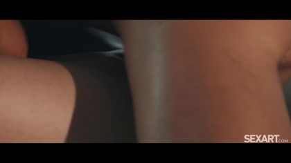 Сучка сидит на лице парня и просит траха