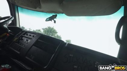 Отсосала незнакомцу в машине для новых ощущений №1