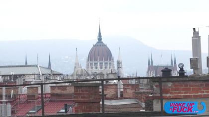 Худую сучку ебут в два члена после сна №1