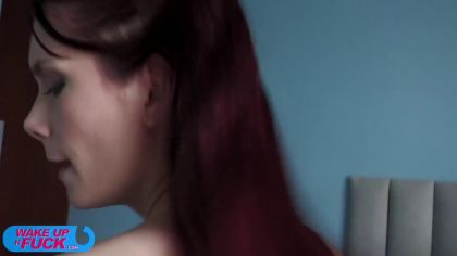 Худую сучку ебут в два члена после сна №4