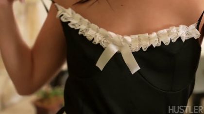 Девушка в униформе горничной просит горячий секс №1