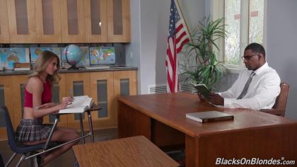 Черный учитель выебал худую студентку на столе №1