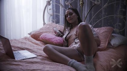 Стройная сучка с подстриженной писькой просит оргазма №2