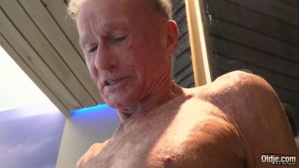 Очень старый дед выносливо ебет внучку