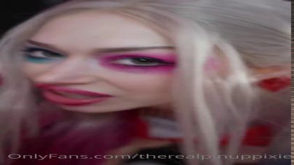 Ебет блондинку между сисек и в письку до упора