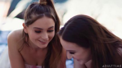 Секс лесбиянок на кемпинге с нежным куни №2