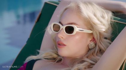 Блондинка эротично ебется с новым соседом №1