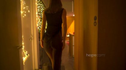 Красотка любит себя и устраивает соло голая