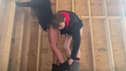 Втихаря ебет студентку раком втайне от друзей №2