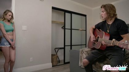 Парень соблазняет сестру на секс в пизду №1