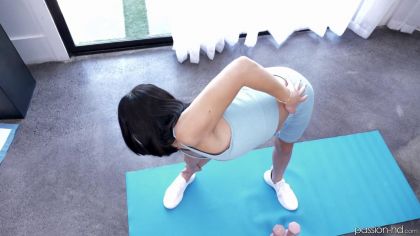 Худышка разделась наголо и отдалась папке №1